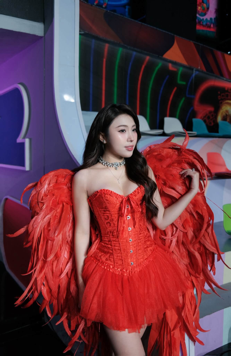 Phùng Hằng được hưởng niềm vui trọn vẹn nhất cùng đội tuyển so với 47 fan khác trong chương trình 
