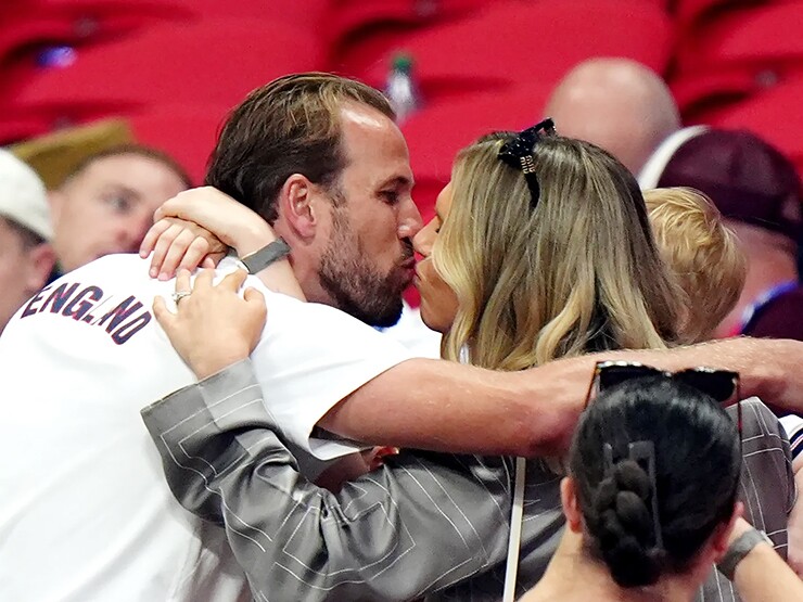Harry Kane hôn vợ ăn mừng chiến thắng của tuyển Anh trước CHDC Congo.