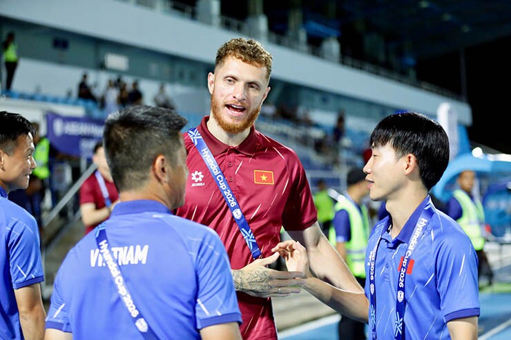 Tài Lộc chưa thi đấu ở trận này khi dính chấn thương, nhưng anh vẫn xuống sân chia vui với toàn đội.