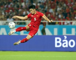 Đình Bắc tự nhận chơi “tệ”, nói gì sau khi bị HLV Kim Sang Sik thay ra sớm?