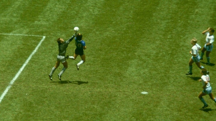 Maradona ghi bàn bằng pha bóng nổi tiếng "Bàn tay của Chúa" vào lưới tuyển Anh tại World Cup 1986