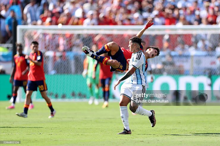 Enzo Fernandez dính thẻ đỏ trực tiếp sau pha vào bóng ác ý với Pau Cubarsi, đẩy Argentina vào thế mất người.