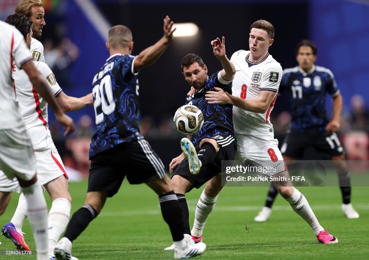 Phút thứ 3, Elliot Anderson phạm lỗi với Messi. Cầu thủ 2 đội lao vào tranh cãi nảy lửa ngay sau tình huống này