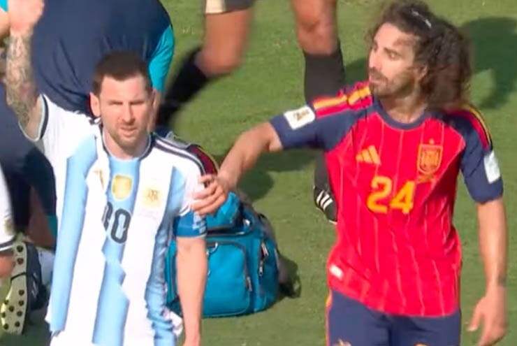 Cucurella lập tức chất vấn Messi sau khi anh bị "El Pulga" tố cáo
