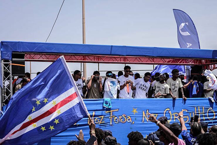 ĐT Cape Verde đi xe bus và được các CĐV đón chào trên đường