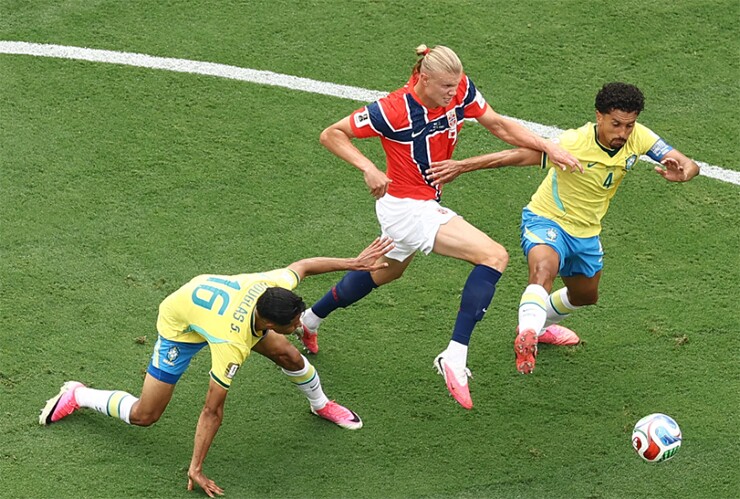 Hàng thủ của Brazil vất vả nhưng vẫn không thể ngăn cản Haaland