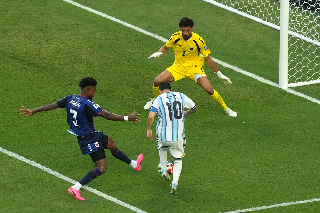 Messi chiến thắng hàng thủ Cape Verde và thủ môn Vozinha với pha ghi bàn như một trung phong