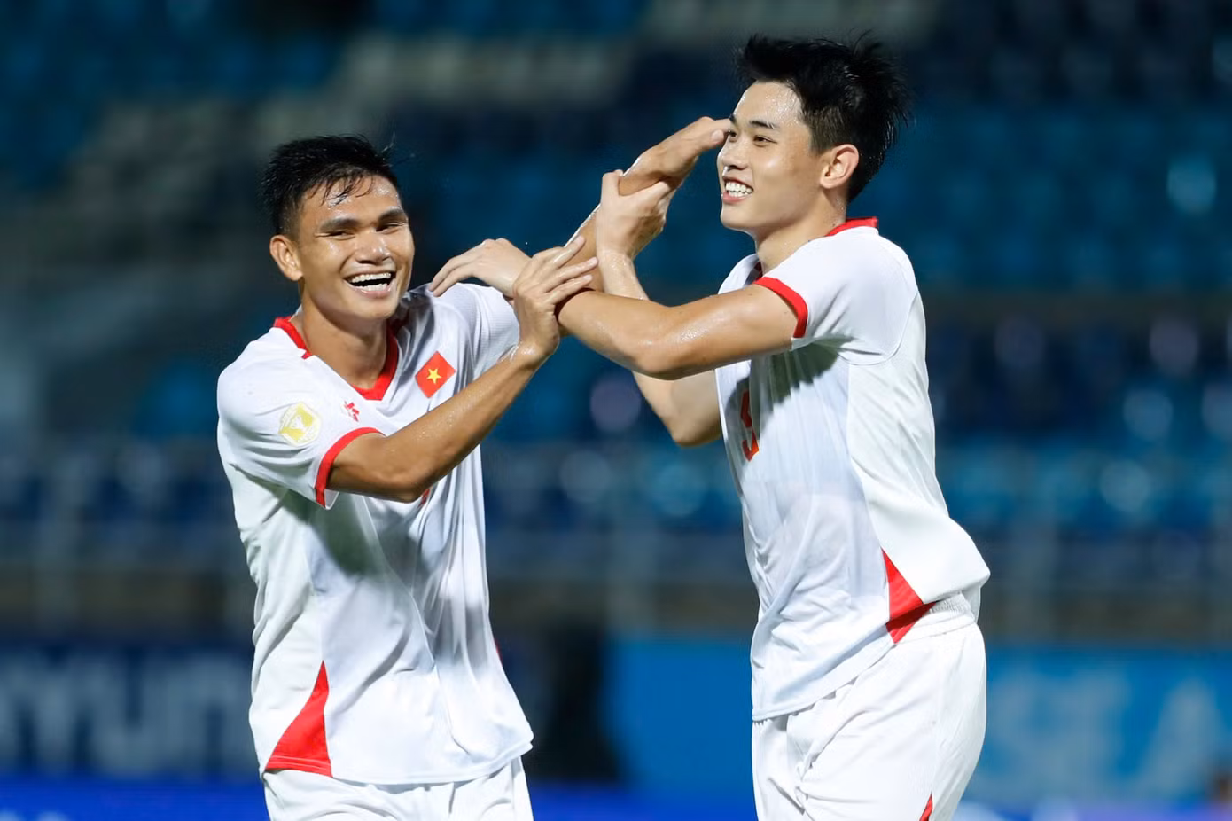 Tuyển Việt Nam làm gì để khóa chặt tiền đạo cao gần 2m của Indonesia?