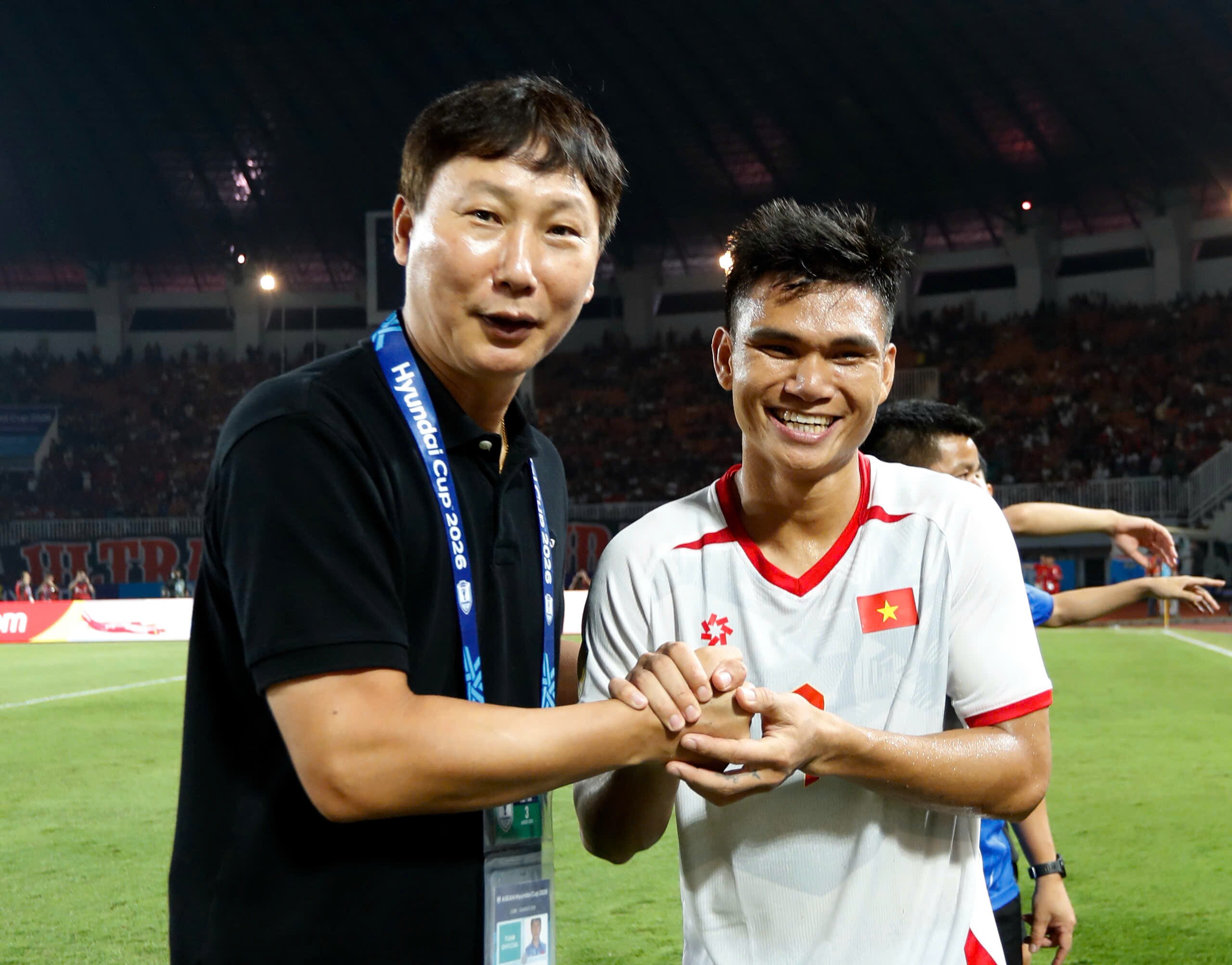 Thầy trò HLV Kim Sang Sik do đó tỏ ra vô cùng rạng rỡ sau trận, tay bắt mặt mừng