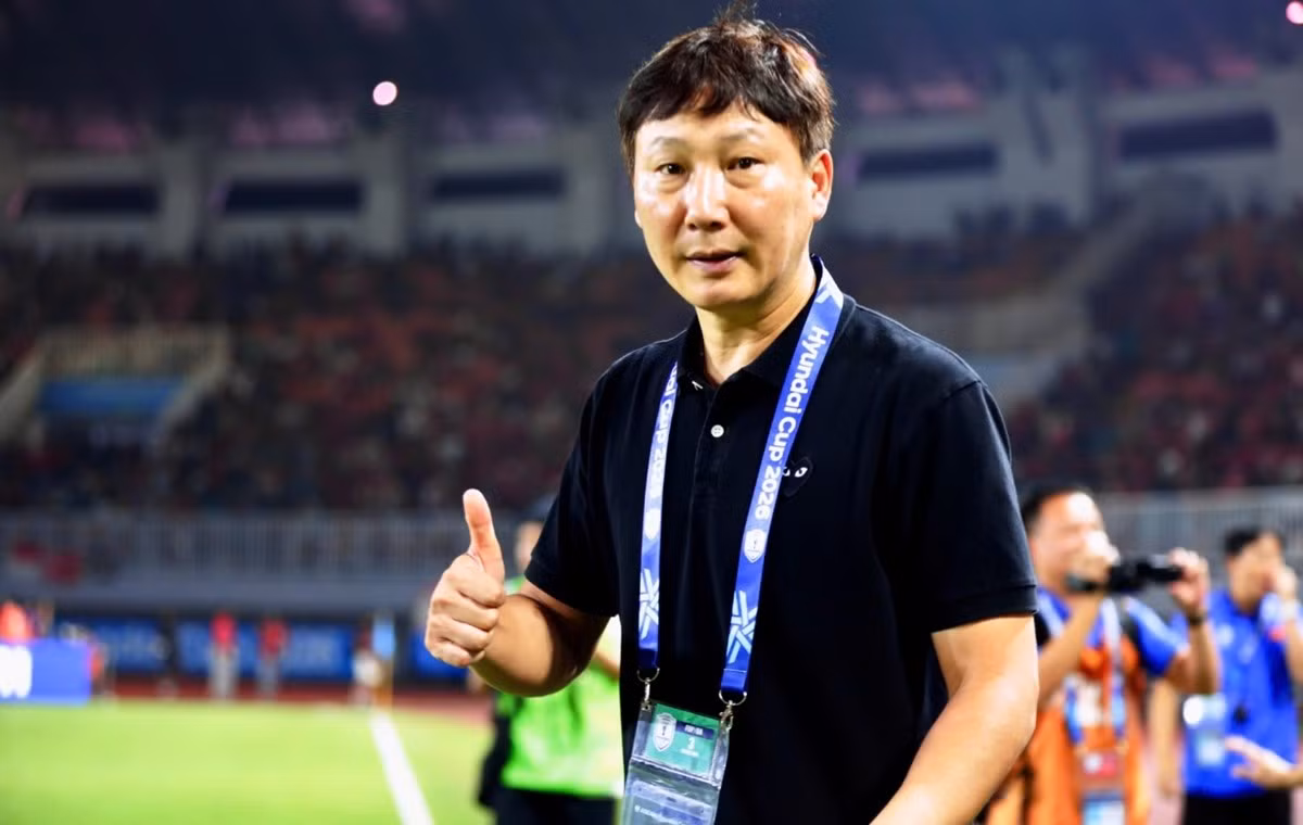 Áo đen của HLV Kim Sang-sik: Vì sao nhiều HLV, VĐV tin vào “vật may mắn”?