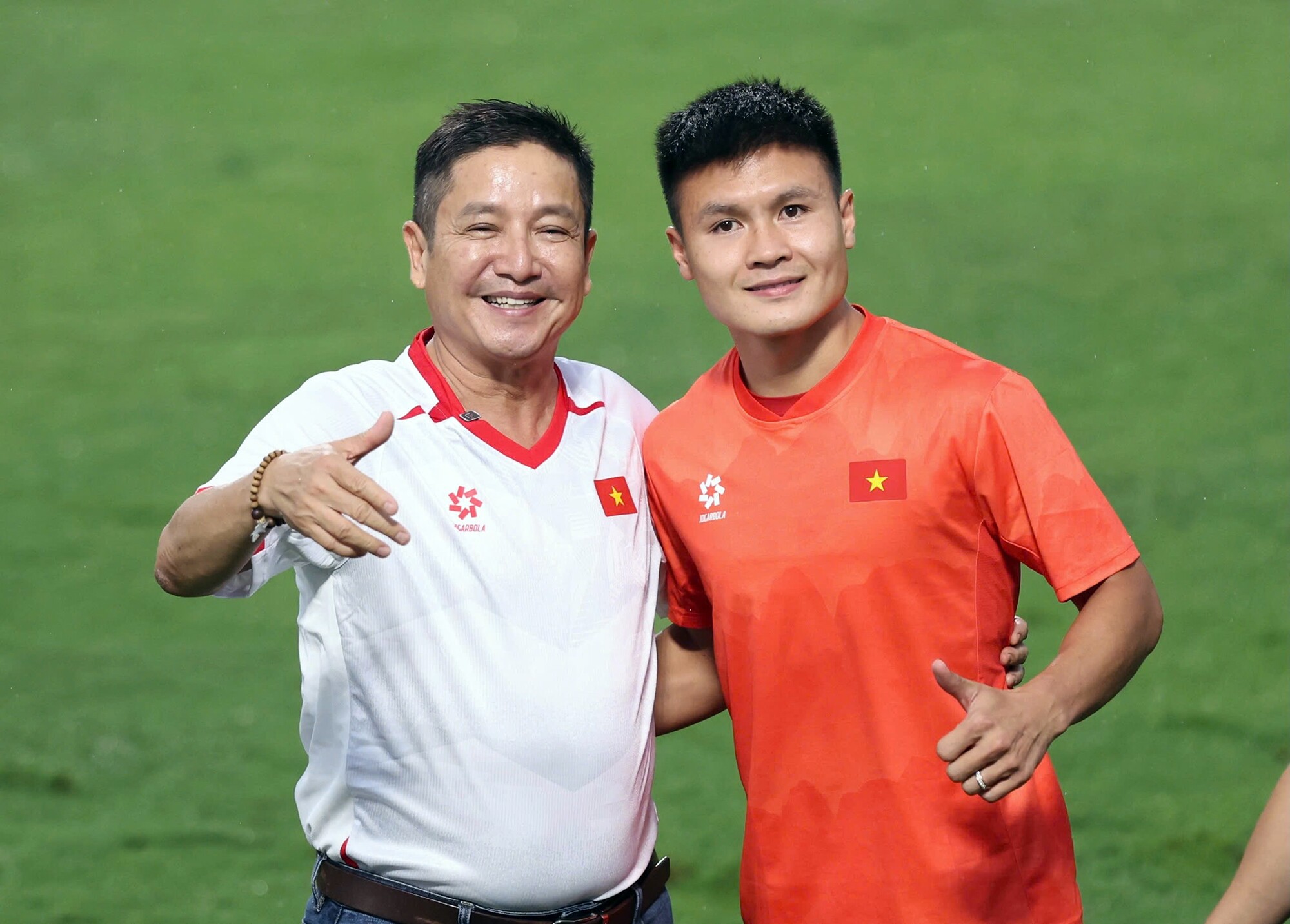 Nghệ sĩ Chí Trung, cổ động viên nhiệt thành của ĐT Việt Nam chụp ảnh với đội trưởng Quang Hải.