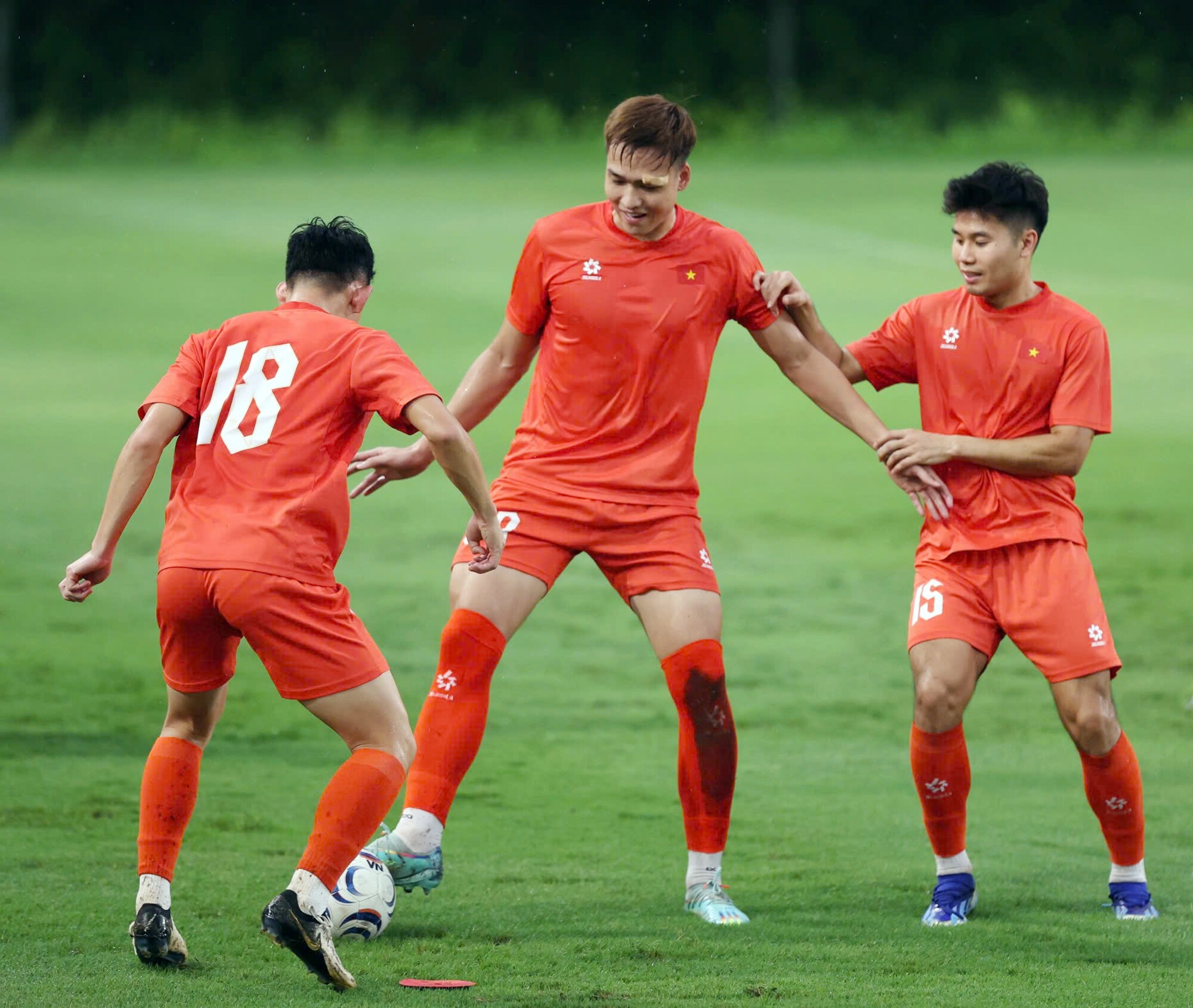 Bùi Hoàng Việt Anh tươi cười tập luyện dù mới bị khâu 3 mũi ở mí mắt.