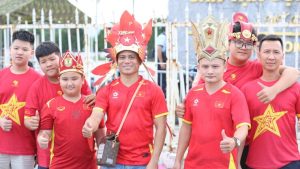 CĐV “nhuộm đỏ” Mỹ Đình tiếp sức ĐT Việt Nam đấu Campuchia, fan ngồi xe lăn gây xúc động