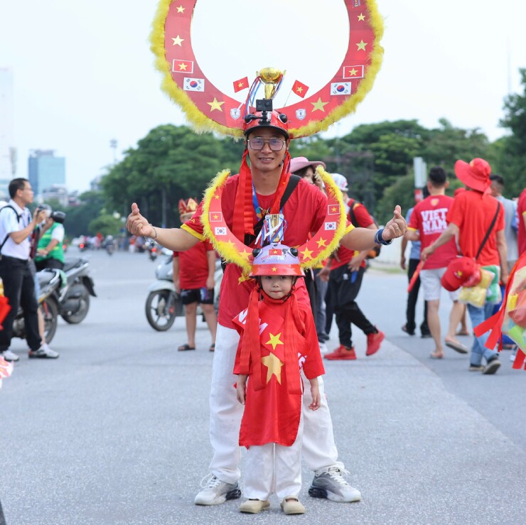 Một cổ động viên nhỏ tuổi đi cùng gia đình