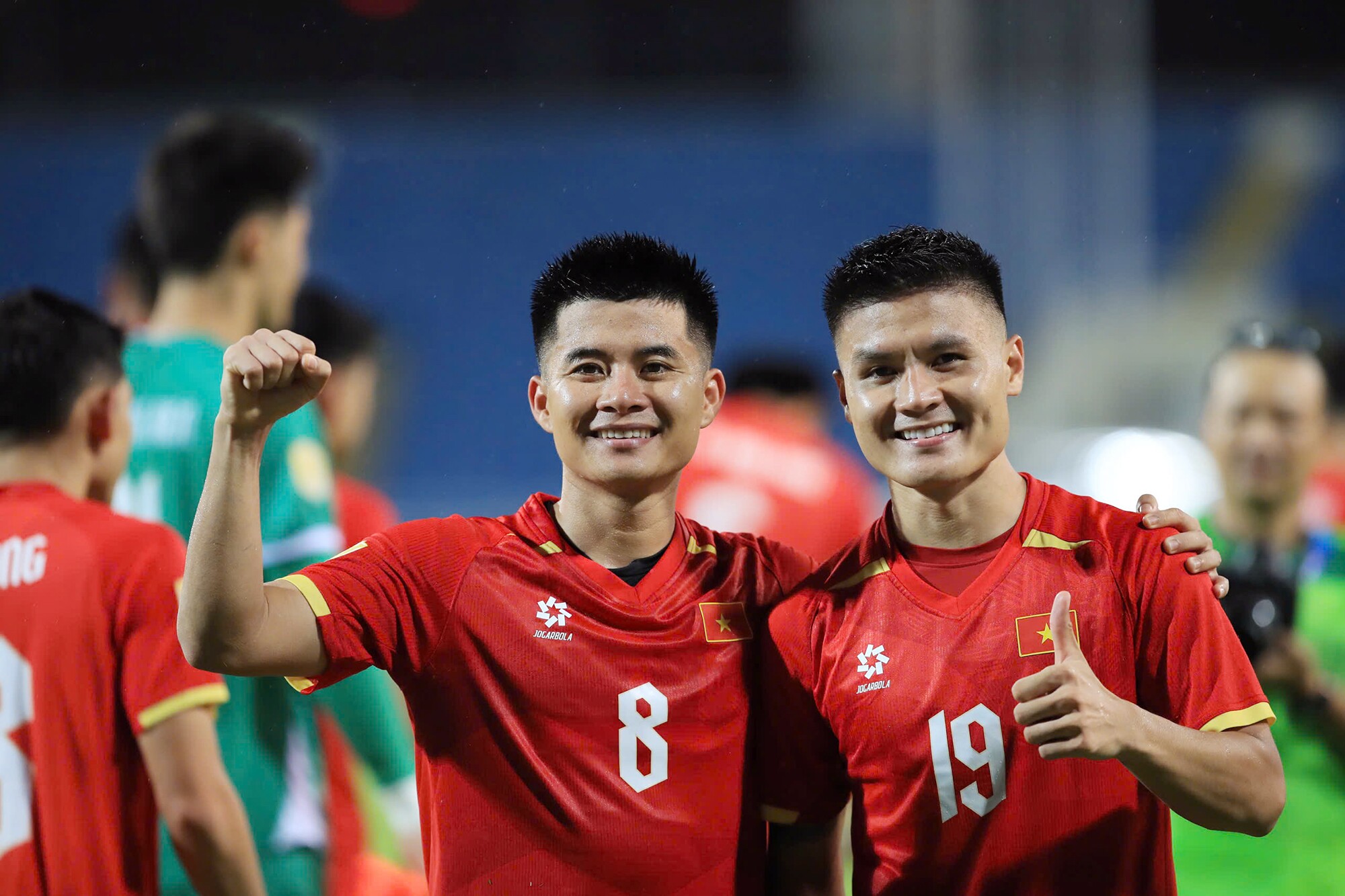 Nụ cười tươi của cặp tiền vệ Quang Hải - Thành Long sau trận đấu. Thành Long ghi dấu giày vào cả 3 bàn thắng của ĐT Việt Nam ở trận này.