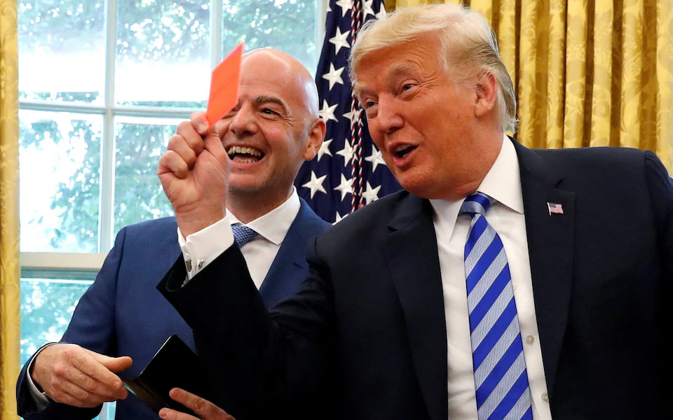 Infantino (trái) đang cầu cứu Tổng thống Trump (phải) để giữ ghế chủ tịch FIFA