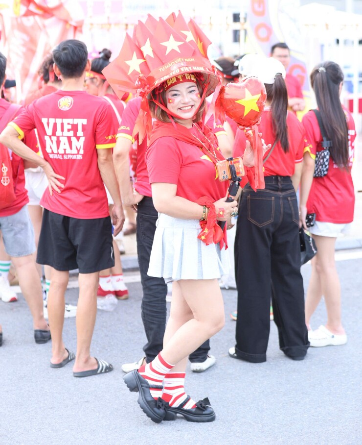 CĐV "nhuộm đỏ" Mỹ Đình tiếp sức ĐT Việt Nam đấu Campuchia, fan ngồi xe lăn gây xúc động - 7