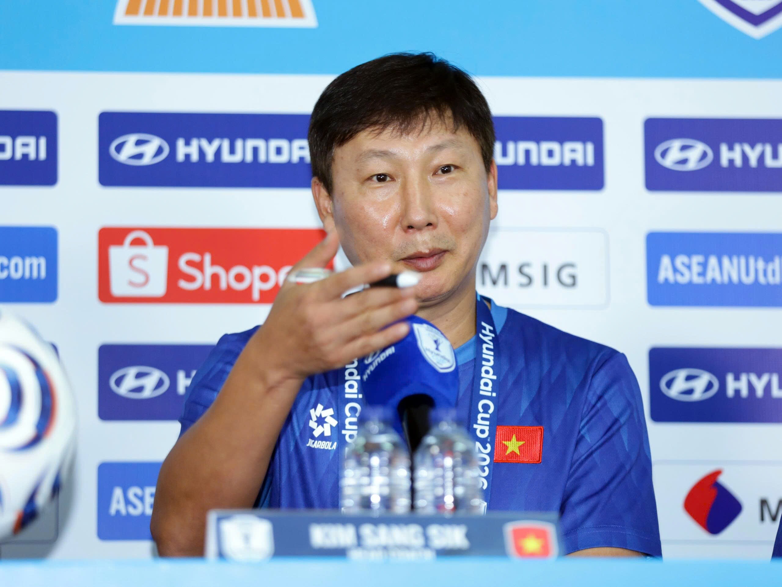HLV Kim Sang Sik trong buổi họp báo