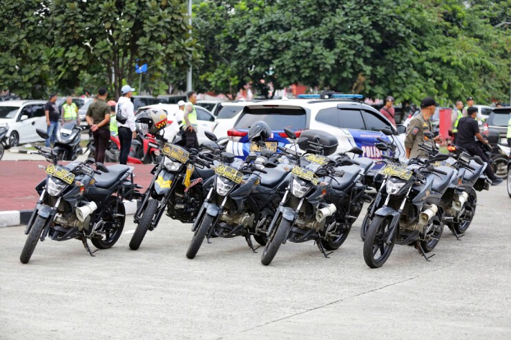 Ngoài ra, hàng chục xe bọc thép, xe chống bạo động, xe chuyên dụng,...được huy động sẵn sàng làm nhiệm vụ ở sân vận động Pakansari.
