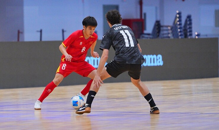 Futsal Việt Nam (áo đỏ) thi đấu nỗ lực