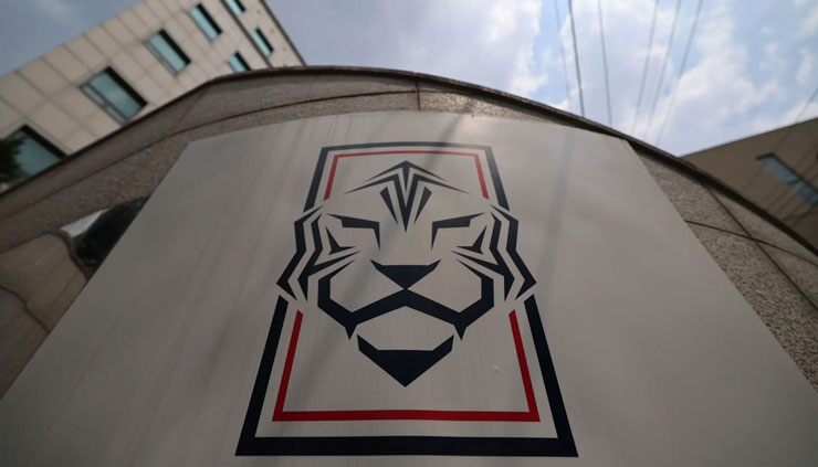 Logo của Liên đoàn bóng đá Hàn Quốc được nhìn thấy ở trung tâm Seoul.
