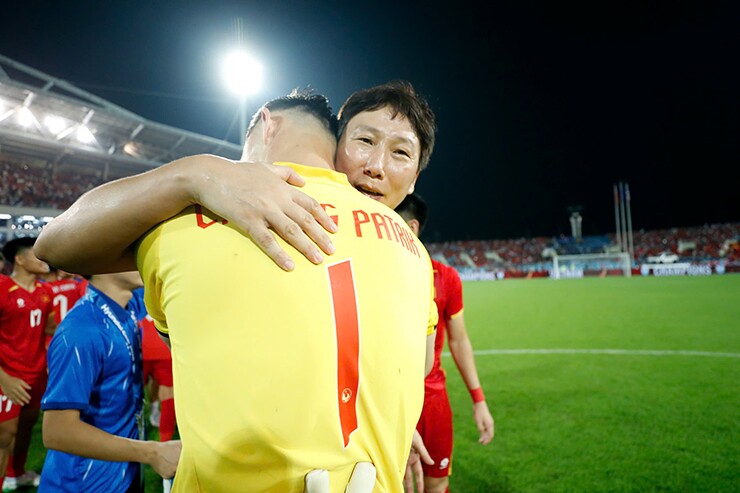 Thủ môn Lê Giang Patrik xuất sắc nhất AFF Cup, bất ngờ được hôn cúp vô địch thế giới - 4
