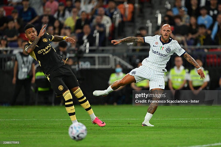Inter Milan (áo trắng) so tài với Man City