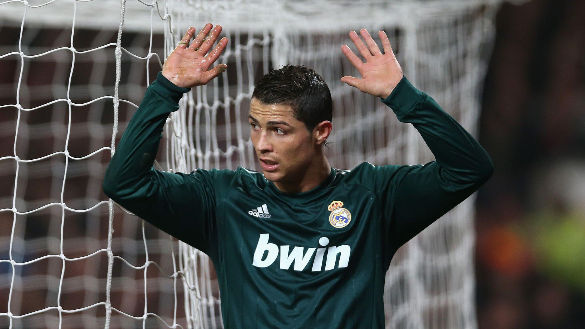 Ronaldo cũng rất biết tận dụng mối quan hệ với đội bóng cũ