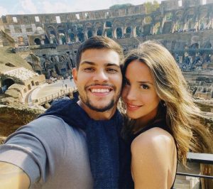 Bruno Guimaraes sắp gia nhập Arsenal, vợ xinh gây chú ý với bikini nóng bỏng