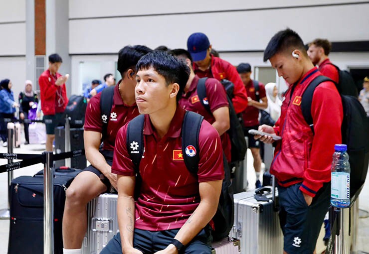 ĐT Việt Nam không trở về nước ngay trong đêm sau trận thắng Indonesia với tỷ số 3-0, thay vào đó ở lại và trở về nước&nbsp;vào chiều nay (4/8).