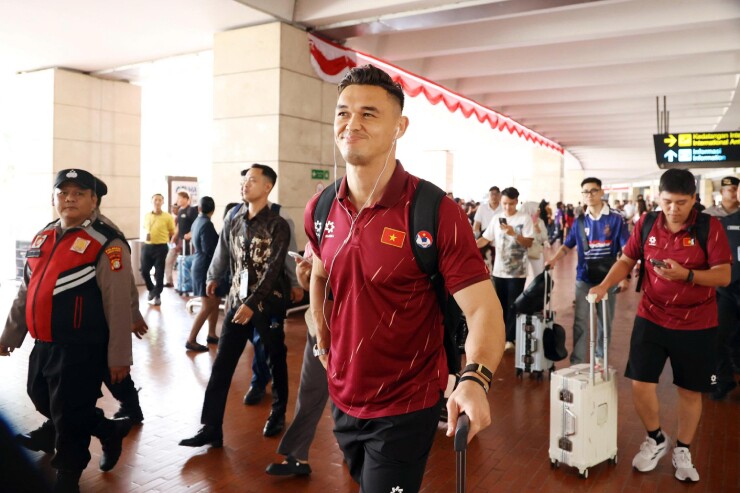 Đình Bắc - Xuân Son cười tươi đổ bộ Indonesia, sẵn sàng đấu “chung kết sớm” AFF Cup - 6