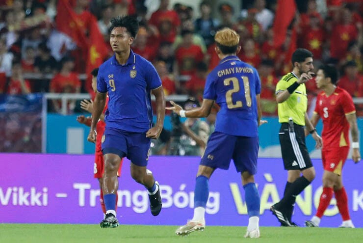 ĐT Việt Nam đấu Thái Lan: "Voi chiến" mở tỷ số sớm, Xuân Son đánh đầu rung chuyển cột dọc - 3
