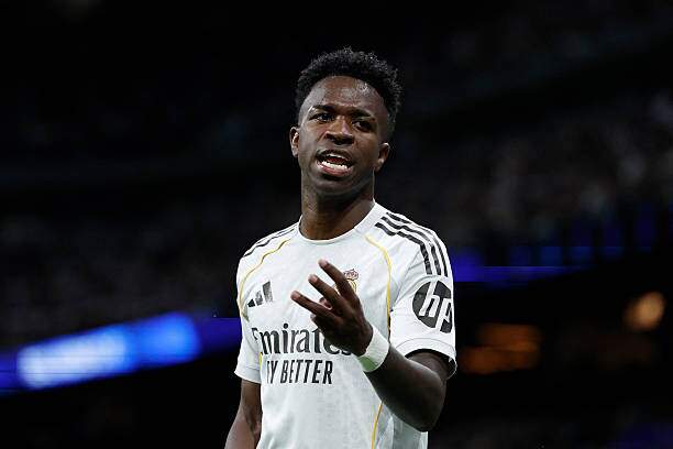 Vinicius đang đứng trước 2 lựa chọn ở Madrid