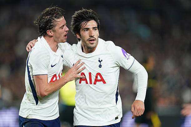 Tonali (phải) ghi bàn cho Tottenham từ một cú sút xa