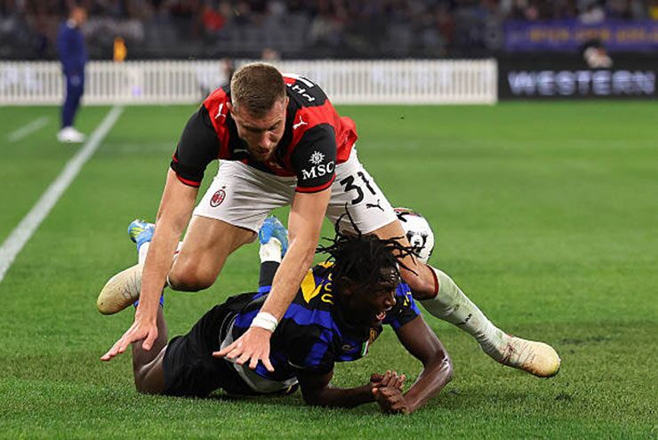 AC Milan có thế trận áp đảo trước hàng xóm trong 30 phút đầu trận