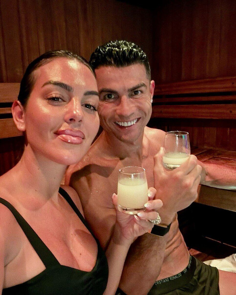 Siêu sao Cristiano Ronaldo động viên vợ sắp cưới trước áp lực từ dư luận