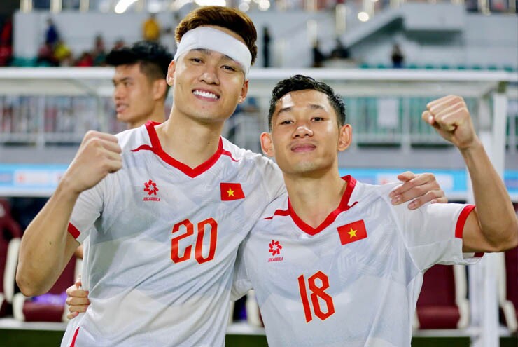  Bùi Hoàng Việt Anh và Hai Long ăn mừng sau trận