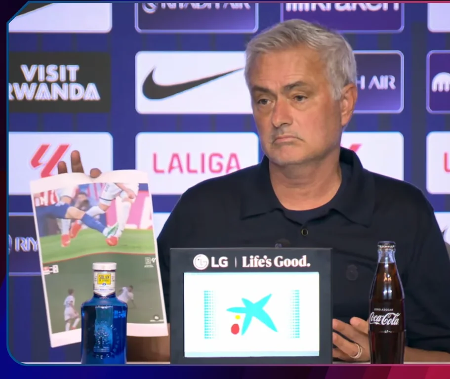 Mourinho in ảnh 2 pha phạm lỗi của Lee Kang In và Romero để mang vào phòng họp báo