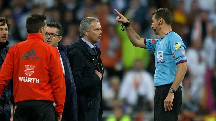 HLV Mourinho từng nhiều lần gây hấn với trọng tài