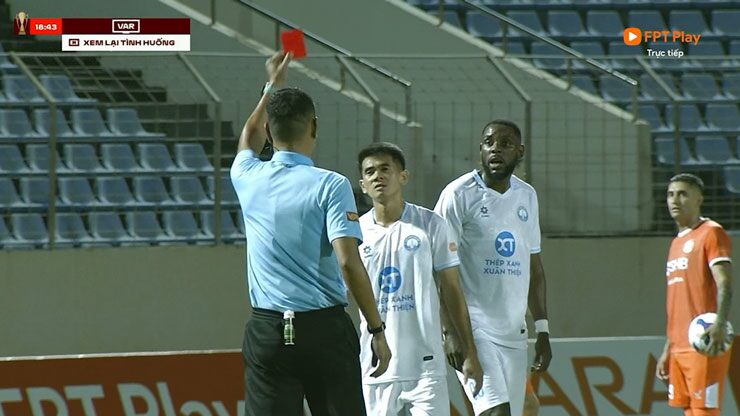 VAR can thiệp: Nam Định lĩnh 2 thẻ đỏ trực tiếp, khốn khổ 9 đấu 11 với Đà Nẵng - 1