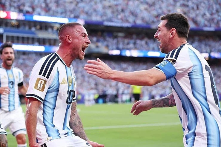 Mac Allister tin rằng Messi xưng đáng ẵm Quả bóng Vàng 2026