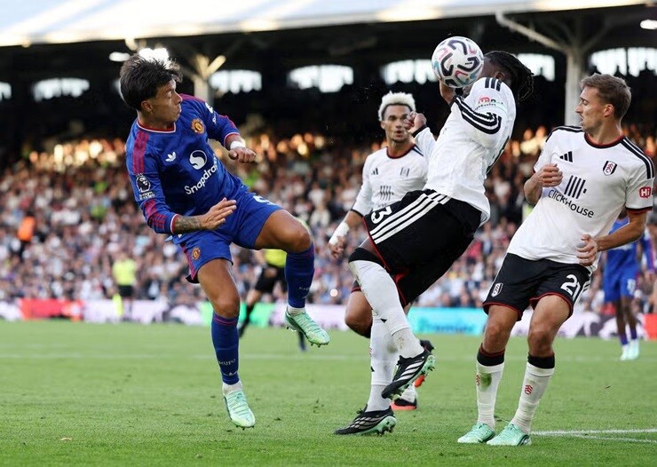 Lisandro Martinez đưa bóng vào trong vòng cấm và bóng rõ ràng chạm tay Bassey