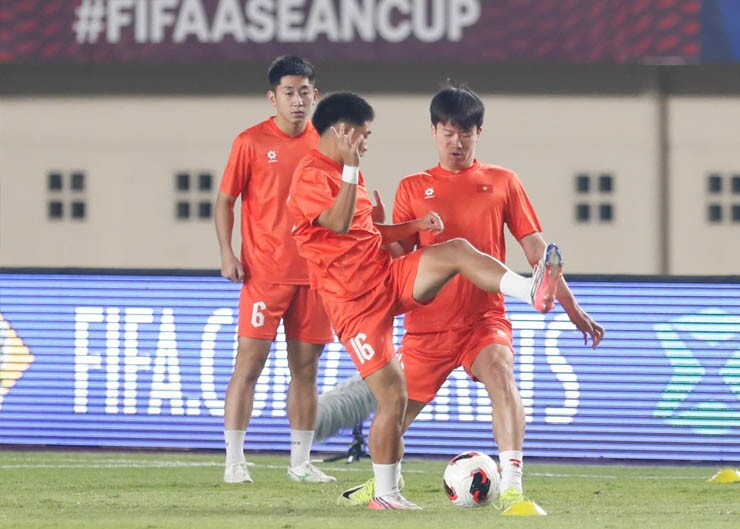 HLV Kim Sang Sik dùng đội hình khá lạ ở trận này, khi ông để Hoàng Đức dự bị, còn Minh Khoa đá chính.&nbsp;
