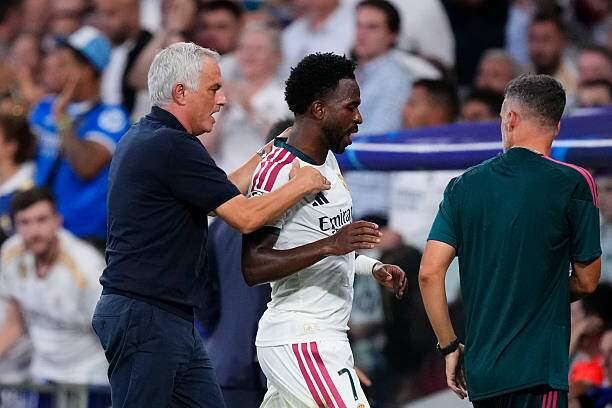 Mourinho có vẻ không hài lòng với việc nhiều fan Real Madrid la ó khi Vinicius bị thay ra