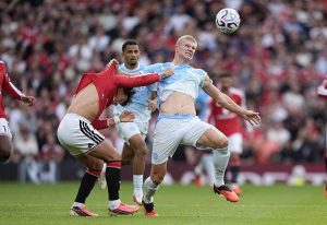 Man City hạ gục MU với 10 người: Lisandro Martinez bức xúc, Haaland khen đội nhà toàn chiến binh
