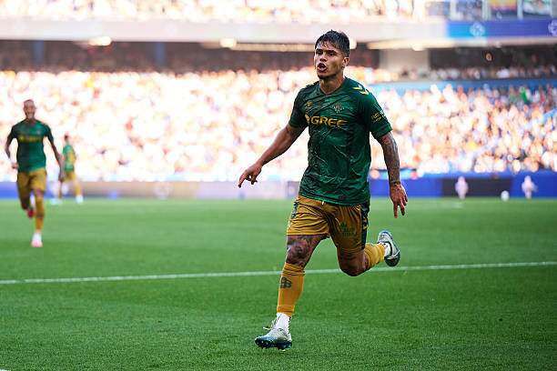 Cucho Hernandez mang lại bàn mở tỷ số cho Betis cuối hiệp 1