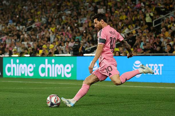 Góc đá này thì Ronaldo sẽ cho người khác đá phạt còn mình vào trong chờ đánh đầu, nhưng Messi thì sút phạt vào lưới luôn