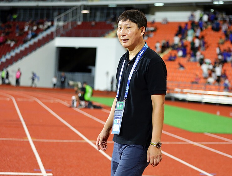 HLV Kim Sang Sik trở về Hàn Quốc chịu tang cha.