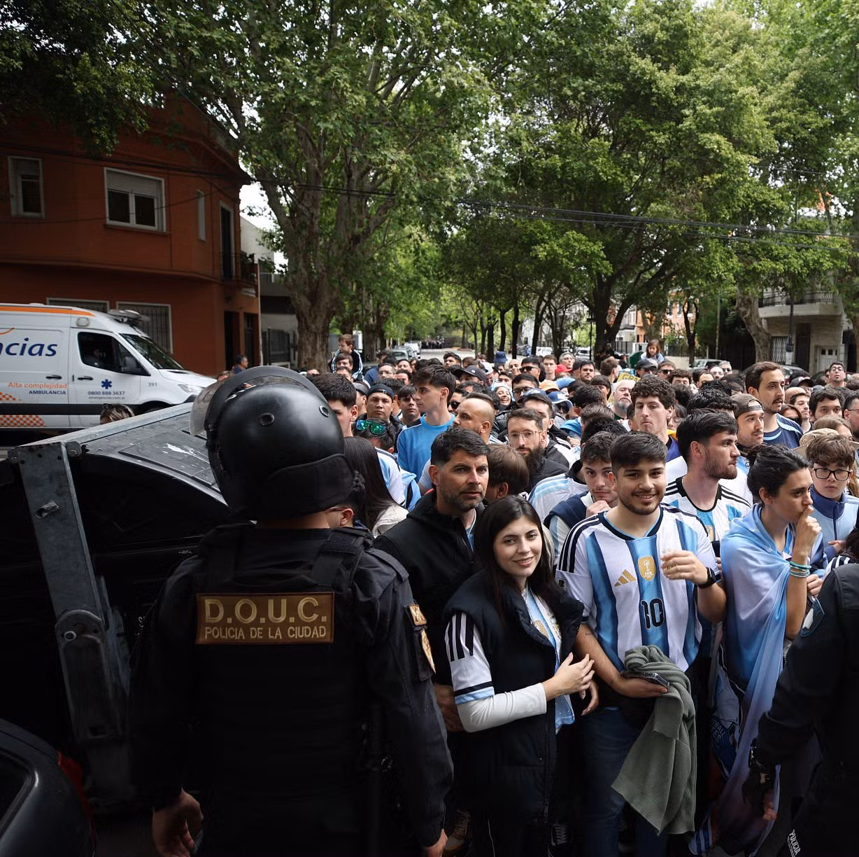 CĐV cuồng nhiệt tri ân Messi thi đấu lần cuối trong màu áo tuyển Argentina - 4