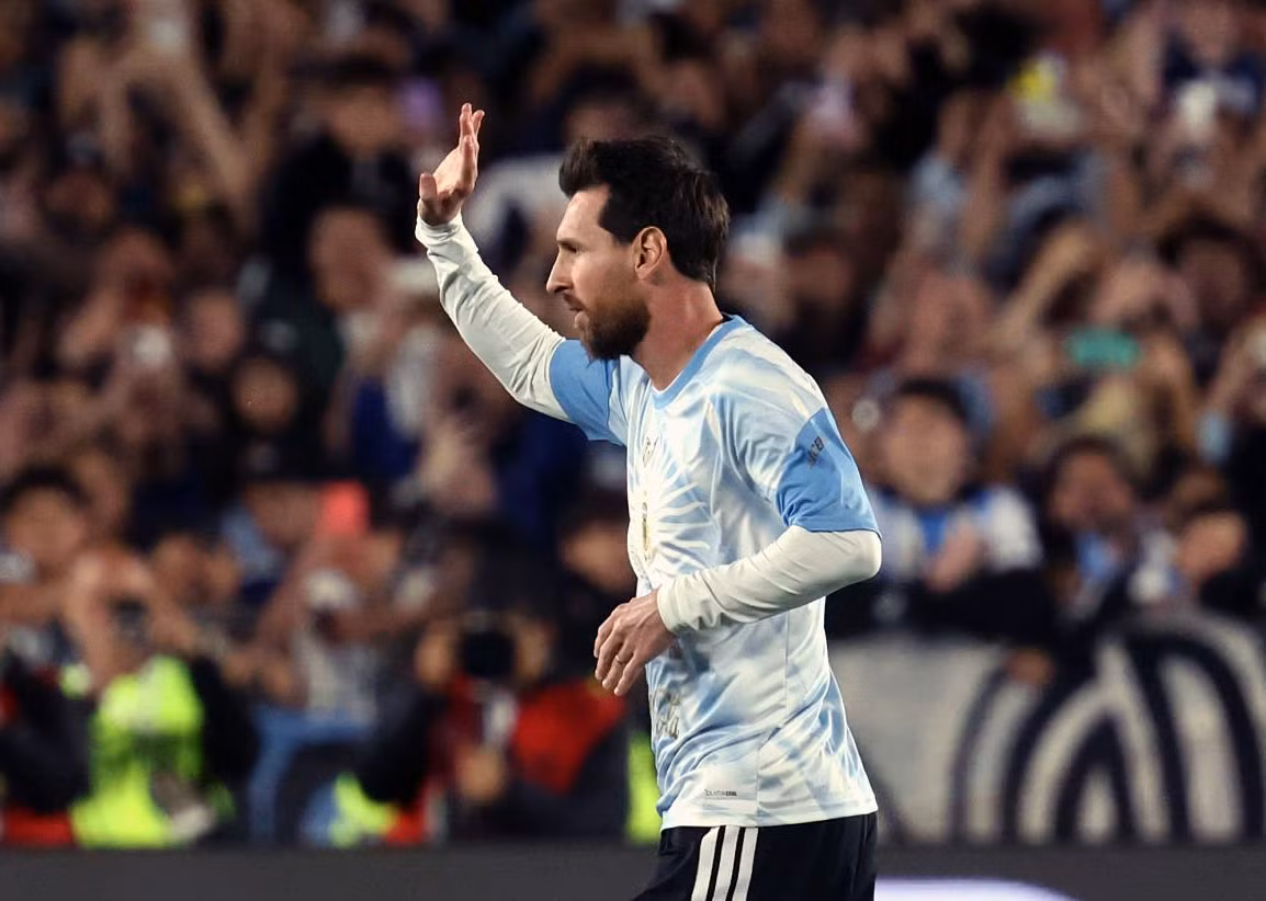 Messi không quên vẫy tay chào lại NHM như để gửi lời cảm ơn